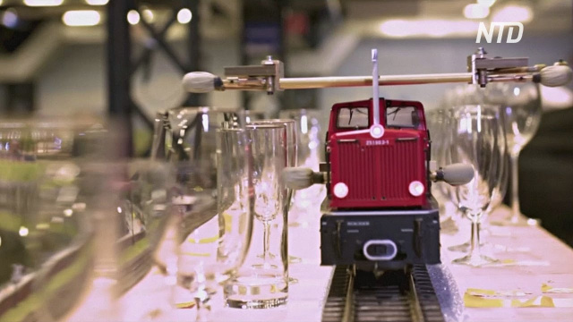 Фредерик Браун придумал игрушечный поезд, играющий на бокалах - Музыканты, ломающие стереотипы