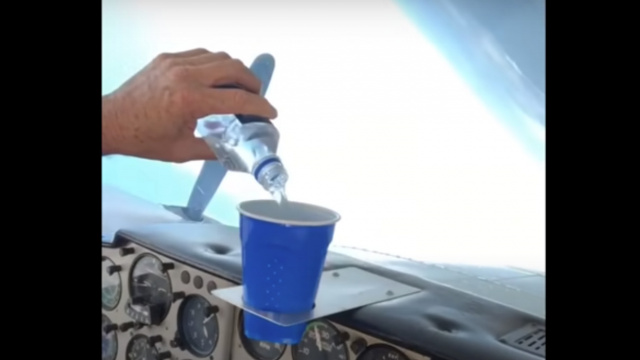 Пилот наливает воду в стакан, делая "бочку" - Случаи, когда кажется, что законы физики нарушены