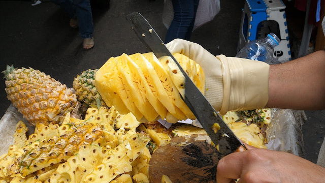 Разделка ананаса на улице в Таиланде. - Как почистить ананас. Лучшие способы разделки ананасов
